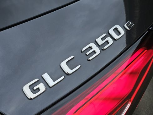 Used 2025 Mercedes-Benz GLC 350e 4MATIC image 31