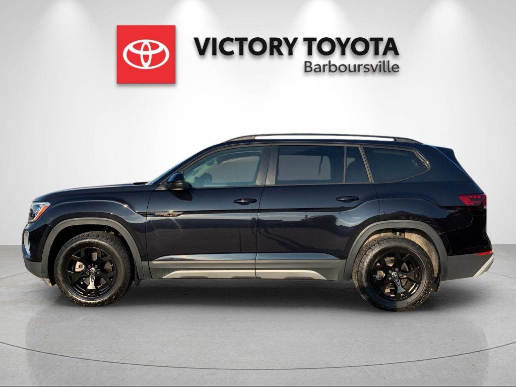 Used 2025 Volkswagen Atlas Peak Edition SE AWD/4WD image 2