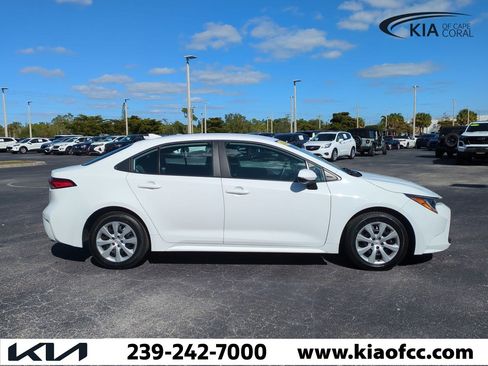 Used 2023 Toyota Corolla LE image 3