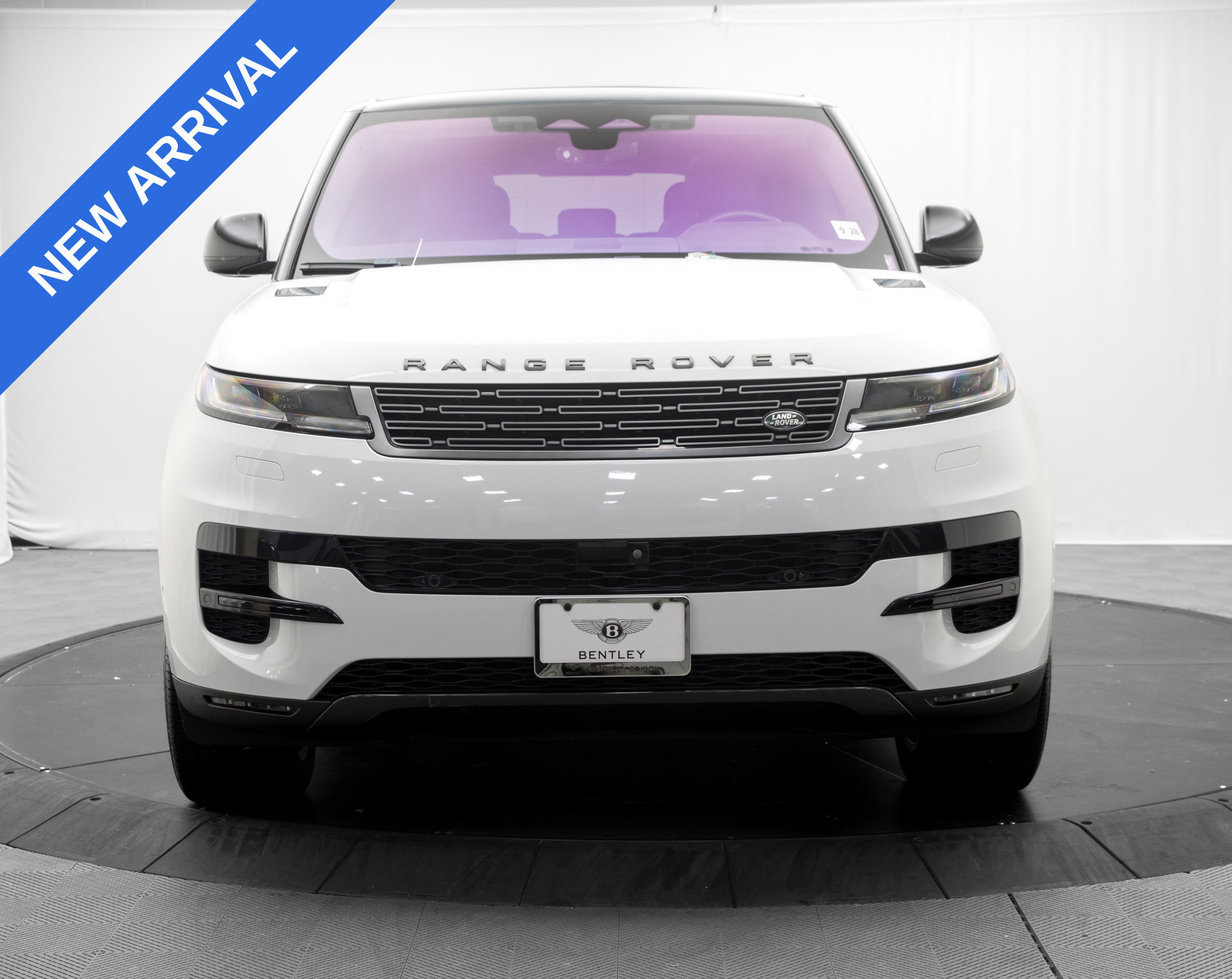 Used 2023 Land Rover Range Rover Sport SE AWD/4WD image 2