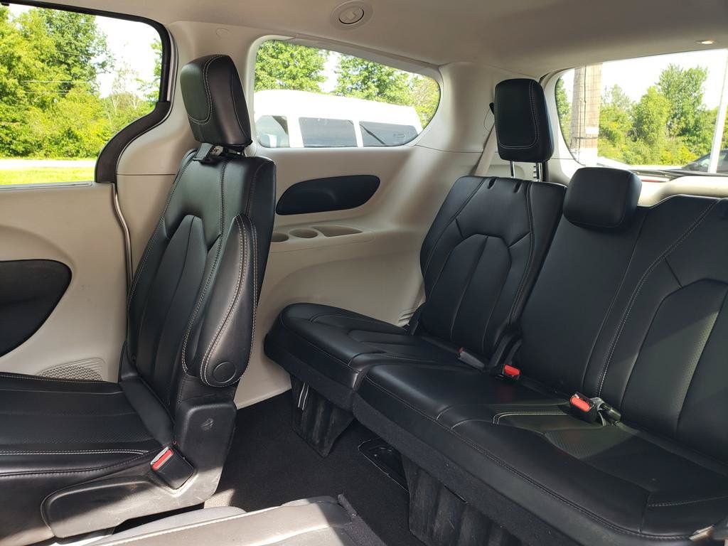 Used 2023 Chrysler Pacifica Touring-L FWD image 14