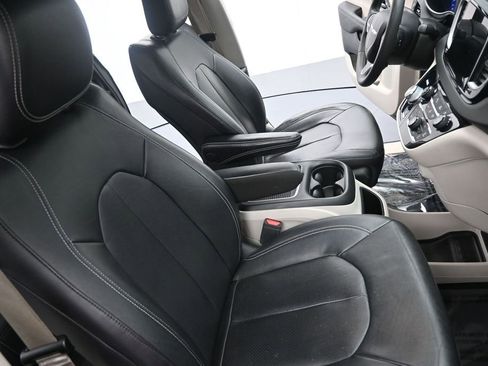 Used 2022 Chrysler Pacifica Touring-L FWD image 11