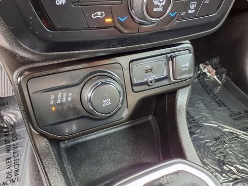 Used 2023 Jeep Renegade Latitude image 8