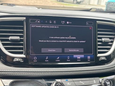 Used 2023 Chrysler Pacifica Touring-L FWD image 27