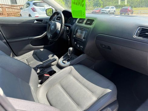Used 2011 Volkswagen Jetta SE image 3