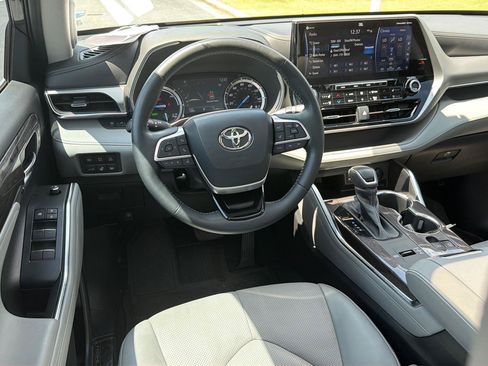 Used 2022 Toyota Highlander Platinum AWD/4WD image 19