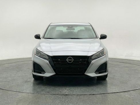 Used 2025 Nissan Altima 2.5 SV FWD image 2