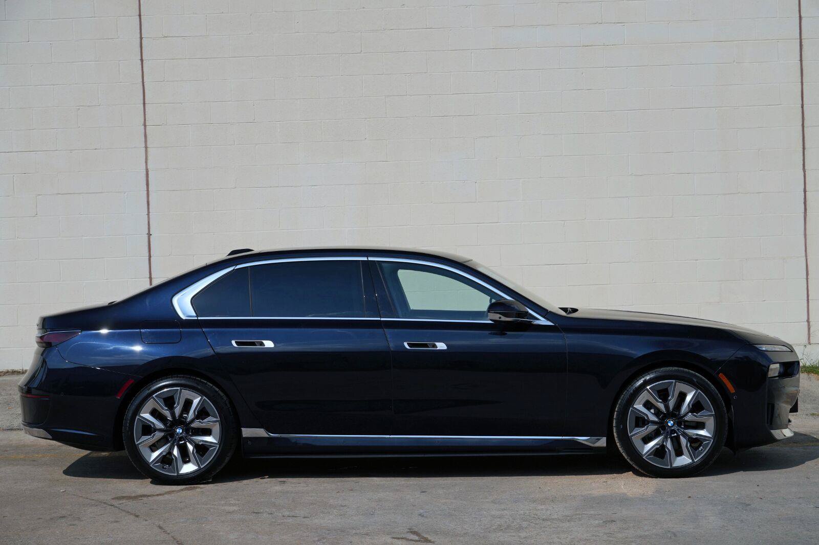 Used 2023 BMW i7 xDrive60 w/ Executive Package 2 AWD/4WD image 64