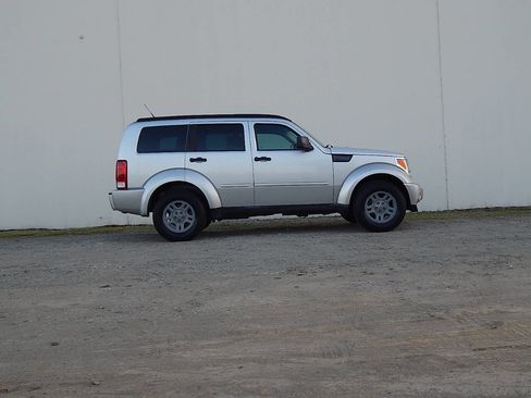 Used 2011 Dodge Nitro SE image 2