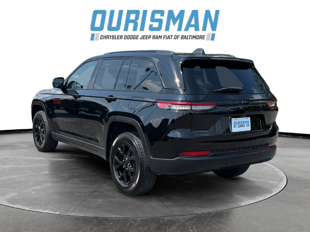 Used 2024 Jeep Grand Cherokee Altitude AWD/4WD image 4