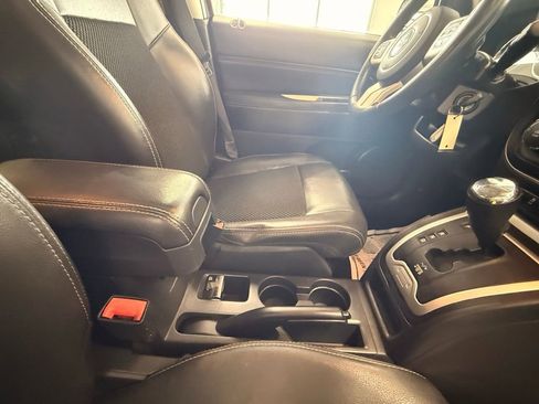 Used 2015 Jeep Compass Latitude image 20