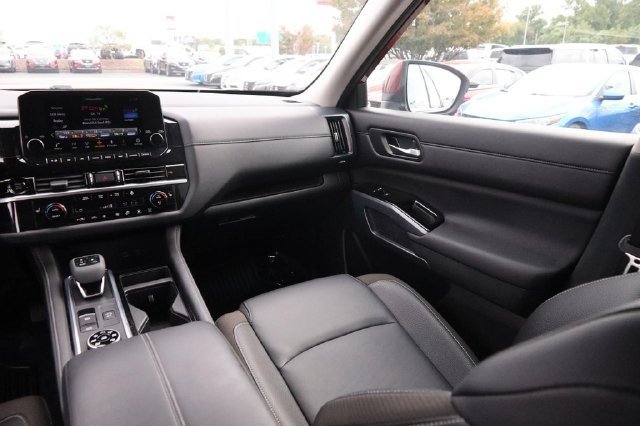 Certified 2025 Nissan Pathfinder SL AWD/4WD image 28