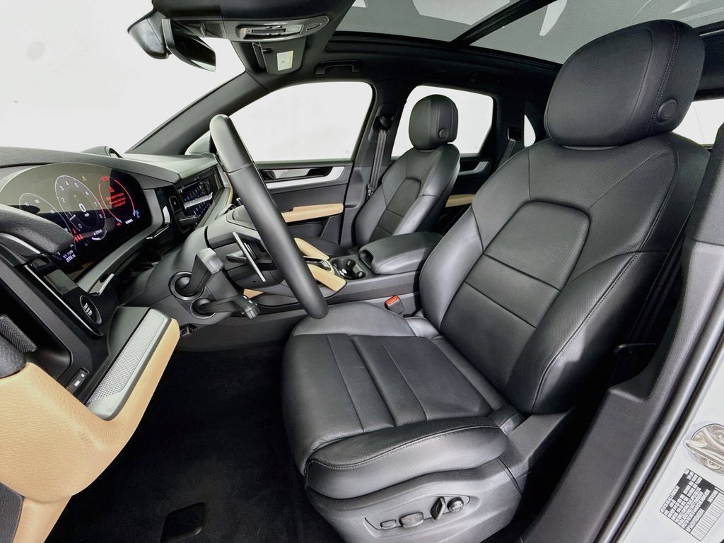Certified 2024 Porsche Cayenne AWD/4WD image 5
