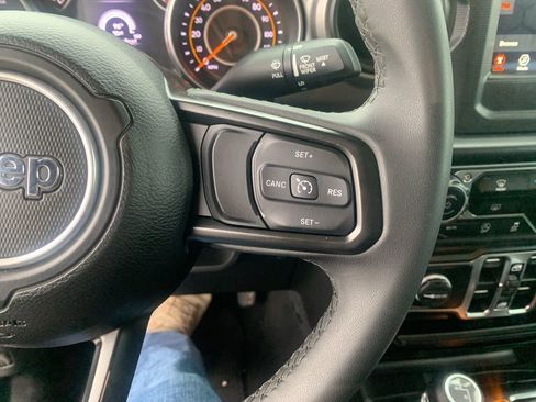 Used 2023 Jeep Gladiator Sport image 18