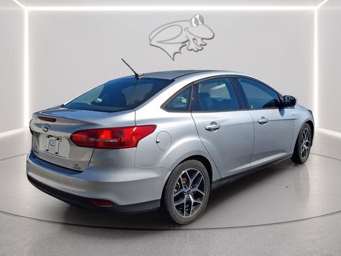 Used 2018 Ford Focus SE w/ SE Appearance Package FWD image 4