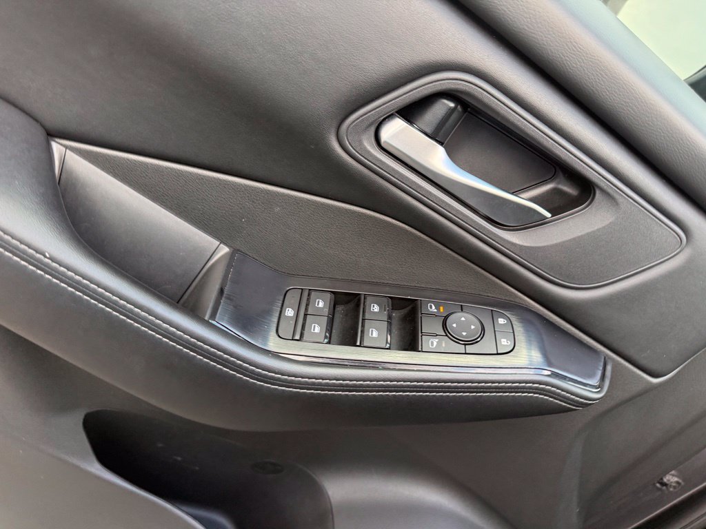 Used 2025 Nissan Rogue SV AWD/4WD image 6