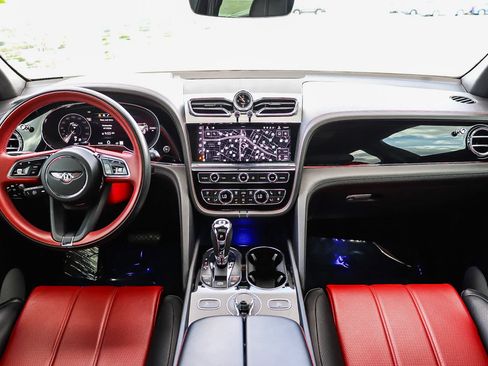 Used 2021 Bentley Bentayga AWD/4WD image 16