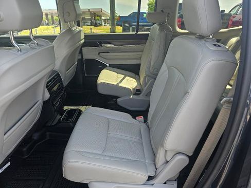 Used 2023 Jeep Wagoneer Series III w/ Preferred Equipment Group AWD/4WD image 49