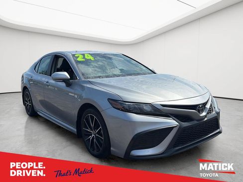 Used 2024 Toyota Camry SE w/ Cold Weather Package AWD/4WD image 1