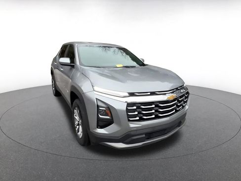 Used 2025 Chevrolet Equinox LT image 3