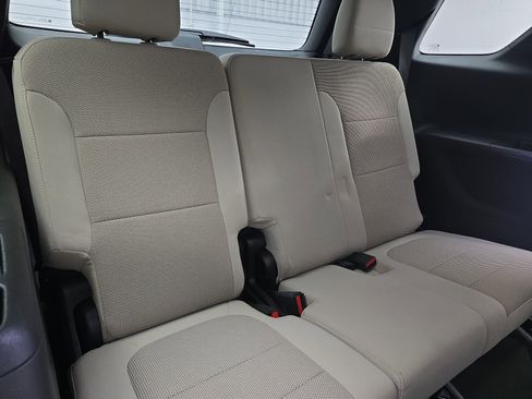 Used 2022 Chevrolet Traverse LS image 12