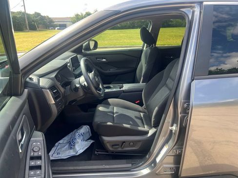 Used 2024 Nissan Rogue SV FWD image 5