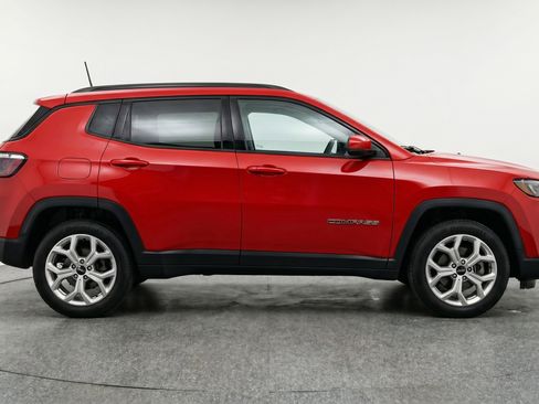 Used 2025 Jeep Compass Latitude AWD/4WD image 11