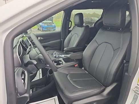 New 2026 Chrysler Pacifica Select image 15