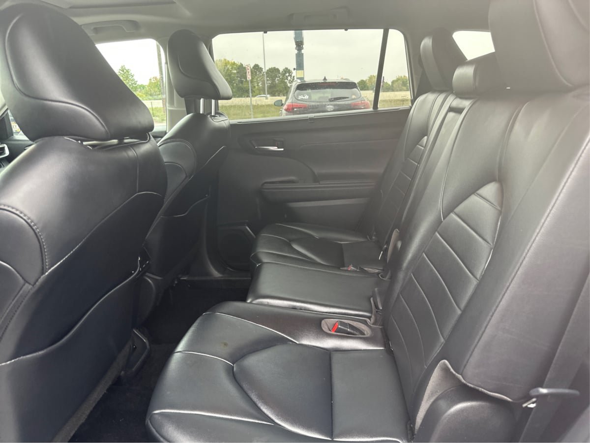 Used 2020 Toyota Highlander XLE AWD/4WD image 10