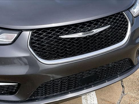 Used 2023 Chrysler Pacifica Touring-L image 32