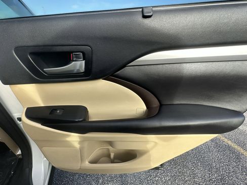 Used 2016 Toyota Highlander XLE image 30