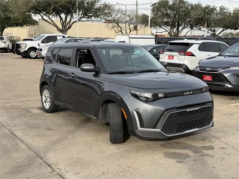 Used 2023 Kia Soul LX w/ LX Technology Package image 3