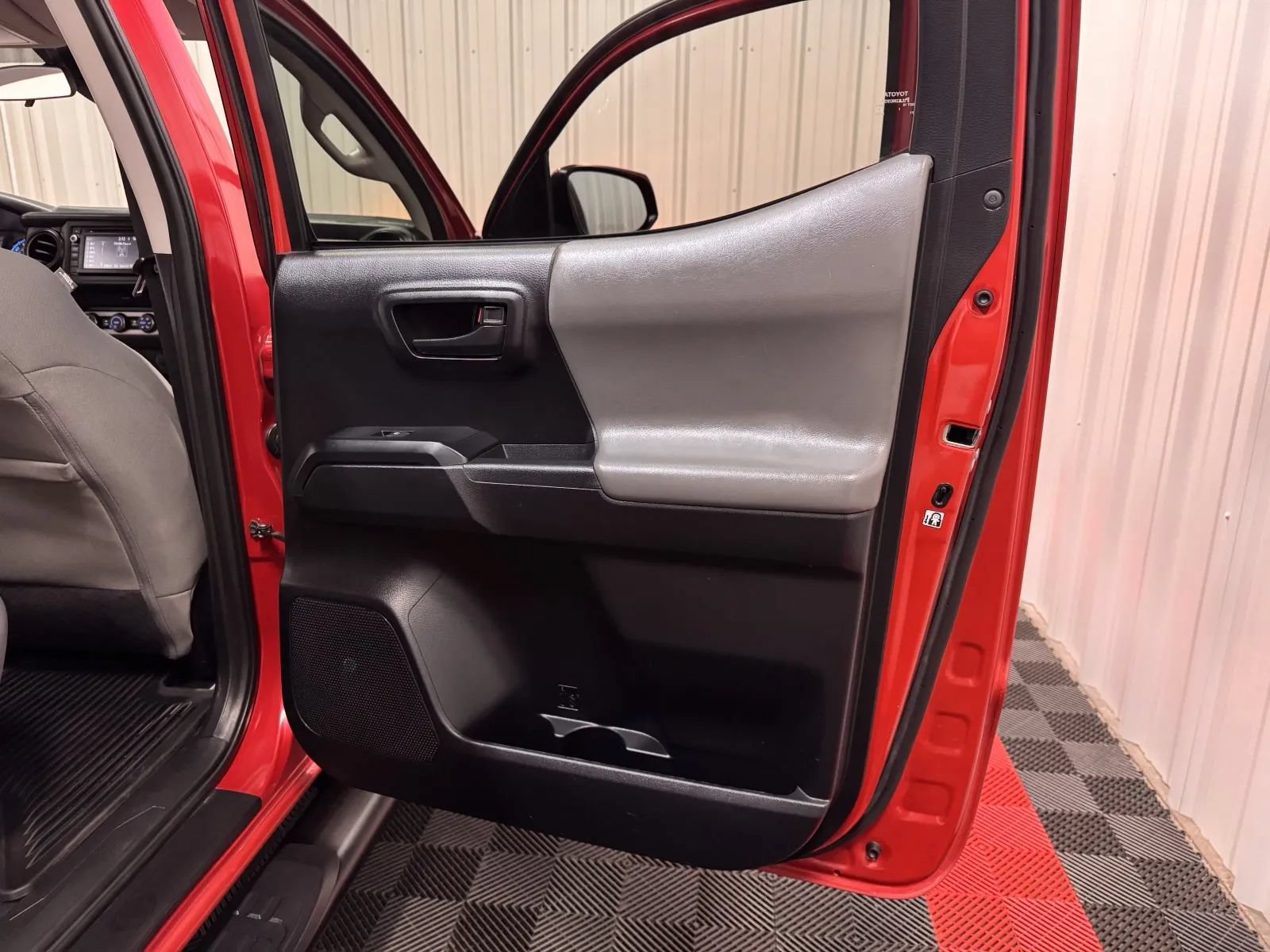 Used 2019 Toyota Tacoma SR w/ SR Convenience Package AWD/4WD image 38