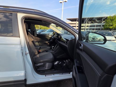 Certified 2025 Volkswagen Taos SE AWD/4WD image 34