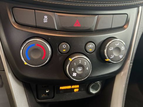 Used 2020 Chevrolet Trax LT w/ Sun & Sound Package FWD image 16