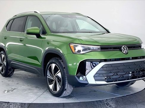 New 2026 Volkswagen Taos SE image 1