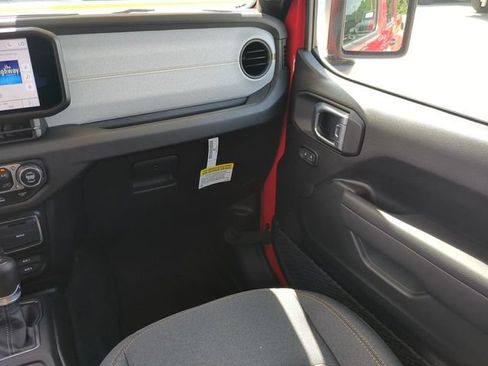 Used 2024 Jeep Gladiator Sport AWD/4WD image 16