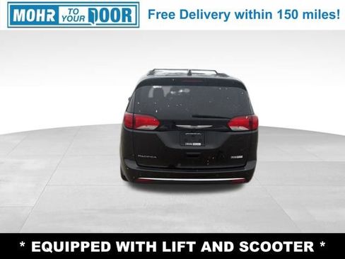 Used 2017 Chrysler Pacifica Touring-L image 4