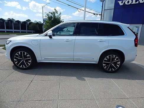 Used 2025 Volvo XC90 T8 Plus w/ Protection Package Premier image 11
