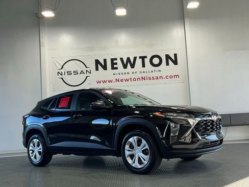 Used 2025 Chevrolet Trax LS FWD image 19