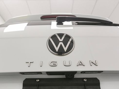 Certified 2024 Volkswagen Tiguan SE R-Line AWD/4WD image 15