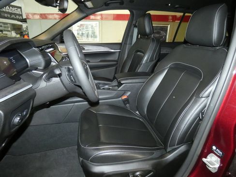 Used 2024 Jeep Grand Cherokee Limited image 9