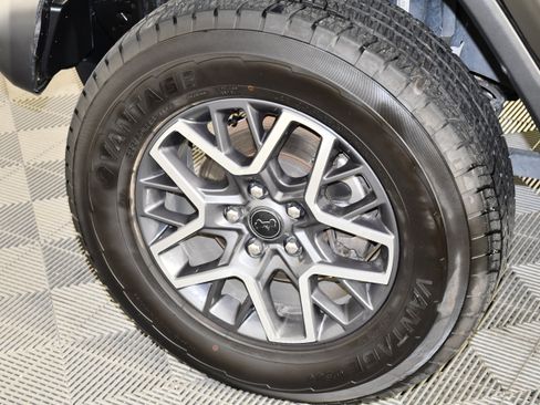 Used 2025 Jeep Wrangler Unlimited Sahara AWD/4WD image 40