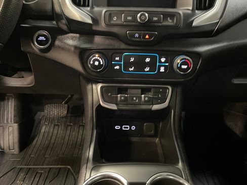 Used 2024 GMC Terrain SLE w/ Elevation Edition image 12