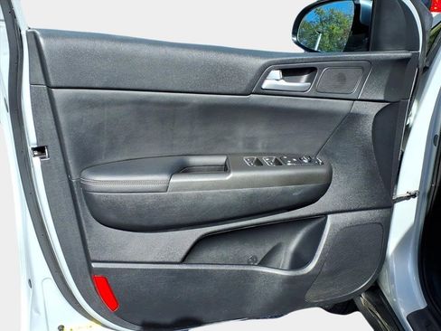 Used 2020 Kia Sportage S image 9