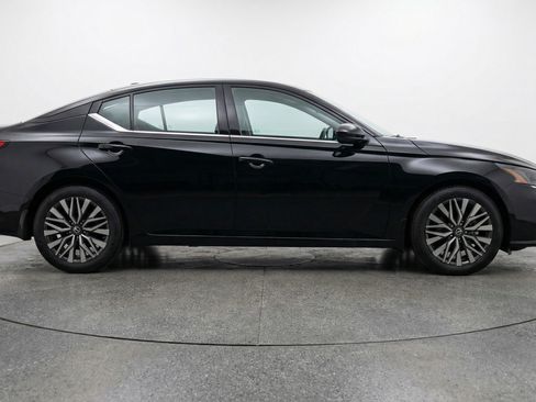 Used 2025 Nissan Altima 2.5 SV FWD image 11