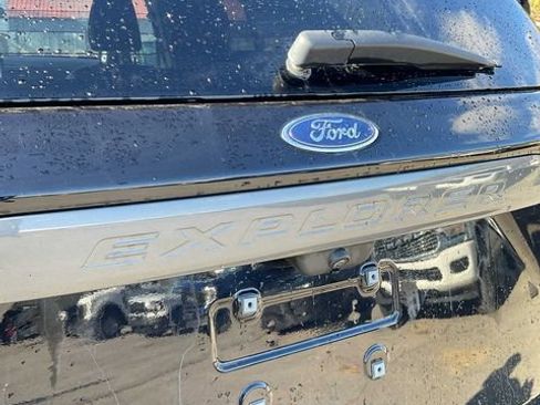 Used 2021 Ford Explorer XLT w/ Equipment Group 202A AWD/4WD image 17