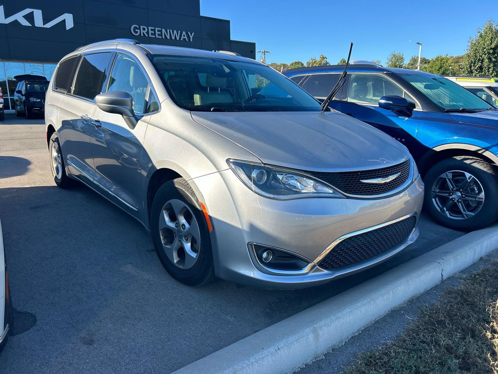 Used 2017 Chrysler Pacifica Touring-L Plus FWD image 1