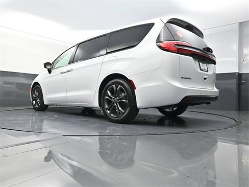 New 2026 Chrysler Pacifica Select image 21