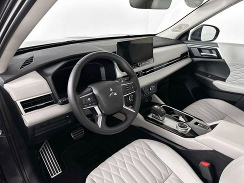 Used 2025 Mitsubishi Outlander AWD image 21